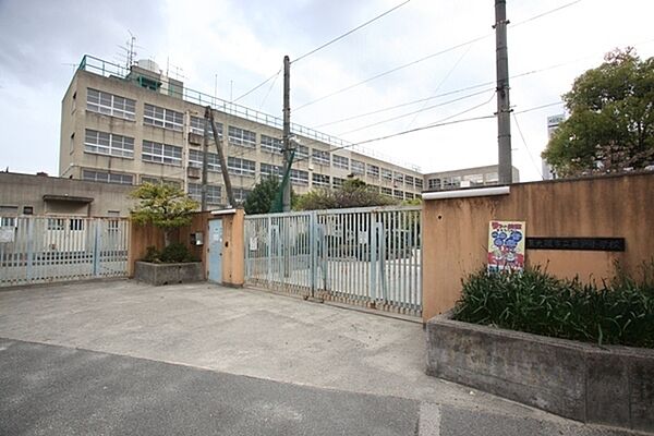 東大阪市立藤戸小学校まで425m