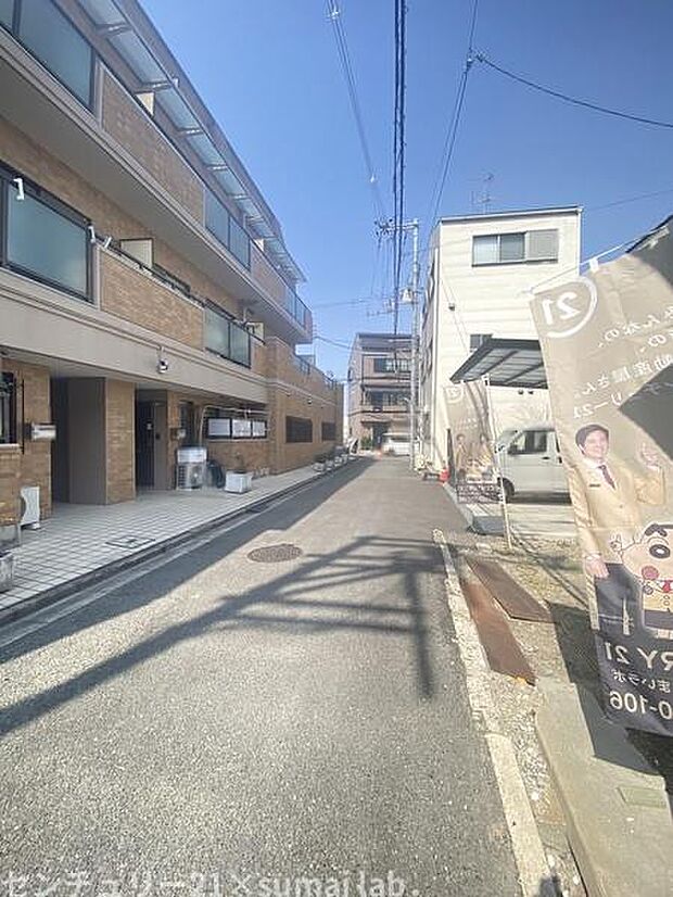 前面道路です。周辺は住宅が多く、お子様はお引越し後に、すぐにお友達ができそうですね。防犯面でも安心してお住まいいただけます