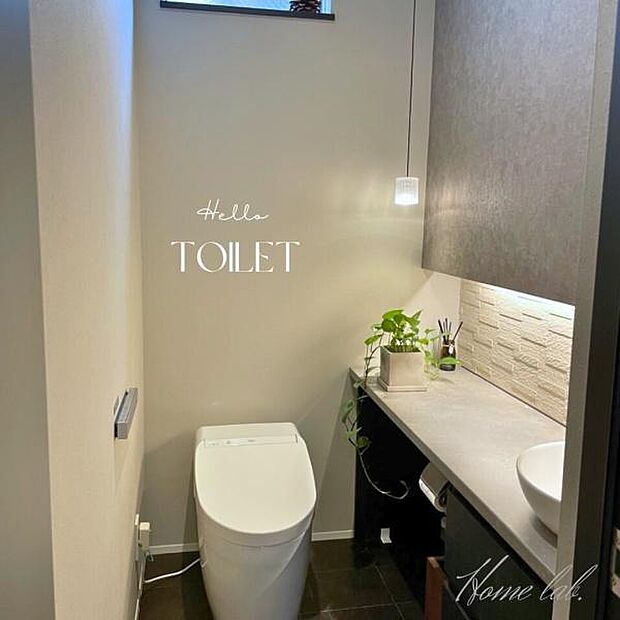 ■施工例トイレ■ホワイトのカウンターでスタイリッシュなトイレ収納が嬉しいポイントです♪