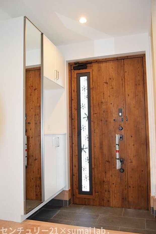 【施工例】玄関ホール木と間接照明両方の温もりを感じる玄関。奥行きが感じられる開放感のある玄関です。