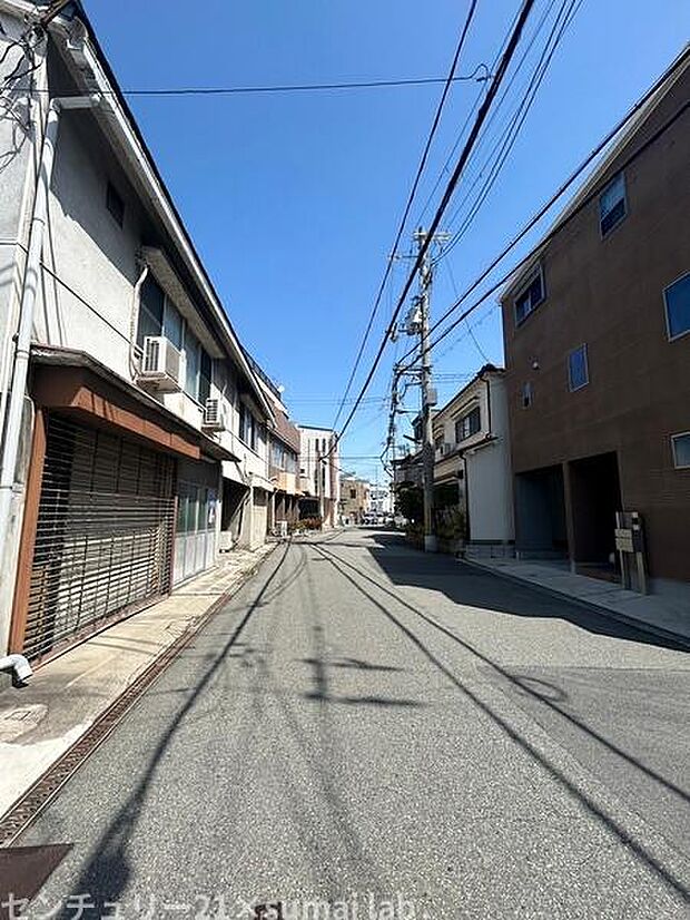 前面道路です。周辺は住宅が多く、お子様はお引越し後に、すぐにお友達ができそうですね。防犯面でも安心してお住まいいただけます