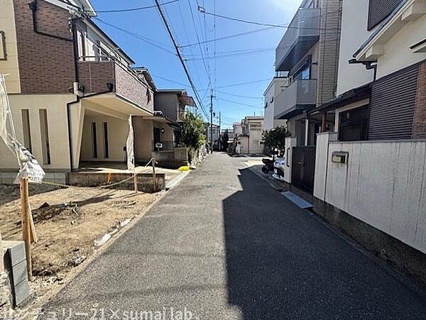 前面道路です。周辺は住宅が多く、お子様はお引越し後に、すぐにお友達ができそうですね。防犯面でも安心してお住まいいただけます