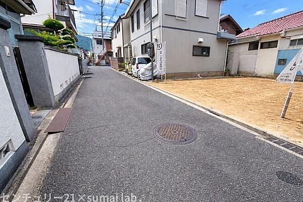 前面道路です。周辺は住宅が多く、お子様はお引越し後に、すぐにお友達ができそうですね。防犯面でも安心してお住まいいただけます