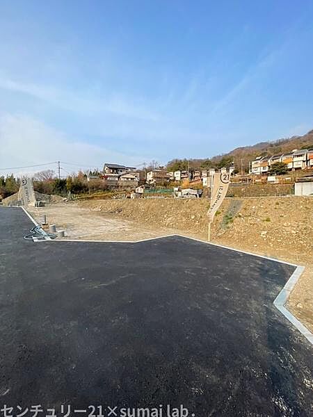 前面道路です。周辺は住宅が多く、お子様はお引越し後に、すぐにお友達ができそうですね。防犯面でも安心してお住まいいただけます