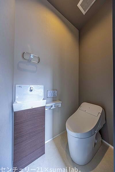 ■施工例トイレ■ホワイトのカウンターでスタイリッシュなトイレ収納が嬉しいポイントです♪