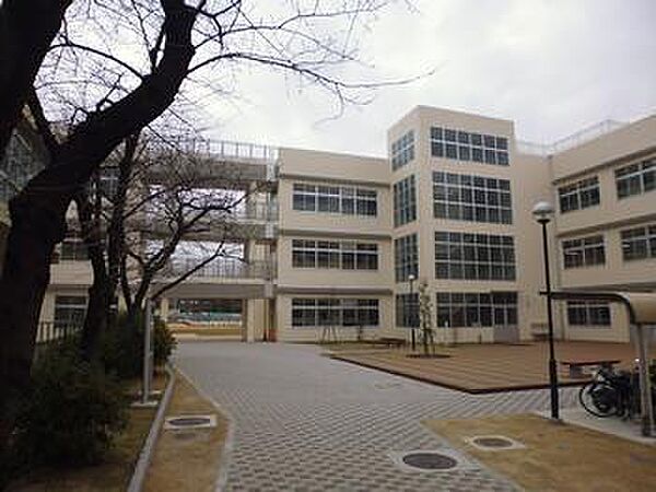 東大阪市立上小阪中学校まで651m