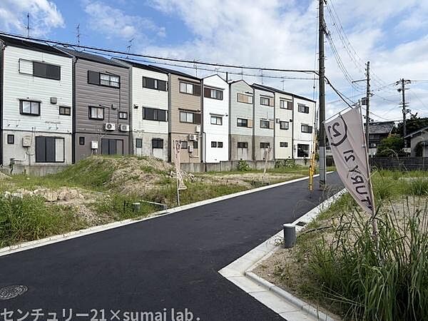 前面道路です。周辺は住宅が多く、お子様はお引越し後に、すぐにお友達ができそうですね。防犯面でも安心してお住まいいただけます