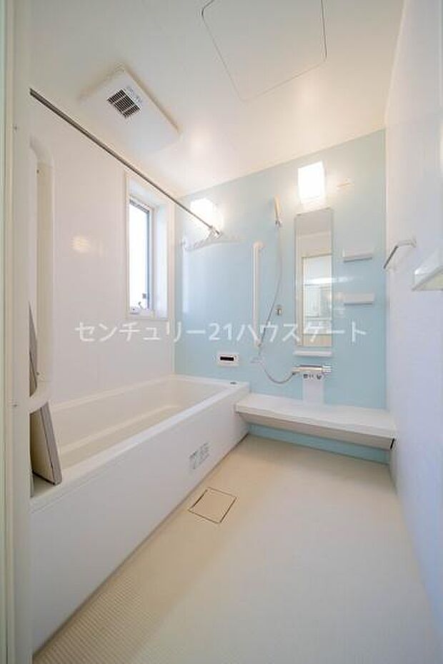 換気乾燥暖房機付きの浴室。ブルーのアクセントパネルが爽やかで、ゆったりとした寛ぎのバスタイムを・・・