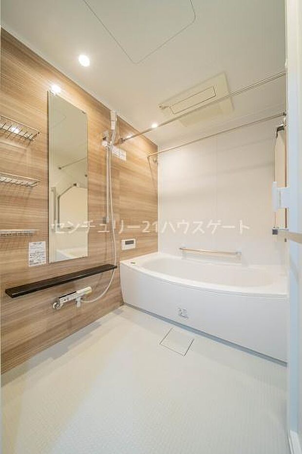 木目調パネルで安らぎを感じられる浴室です。浴室乾燥暖房付きで快適なバスタイムを過ごせます。梅雨時期のお洗濯にも助かります。