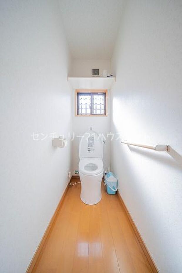 清潔感溢れる1階トイレは手すり付きでご年配の方も安心してお使いいただけます。小窓付きで換気ができ、常に快適にご利用いただけます。
