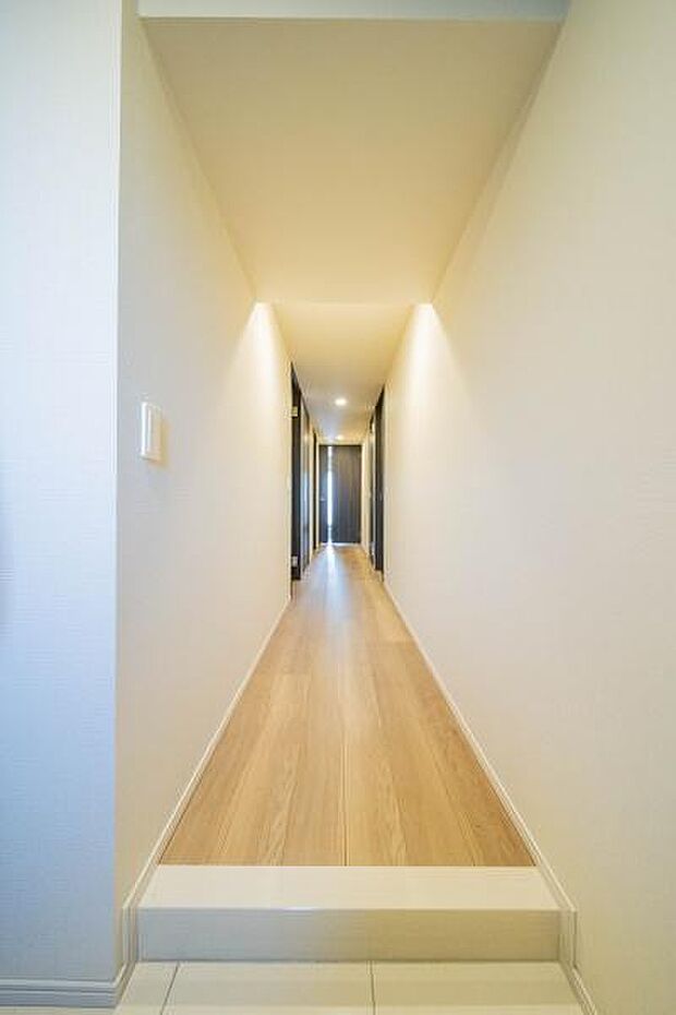 ダウンライトが照らしてくれる廊下で通りやすいですね