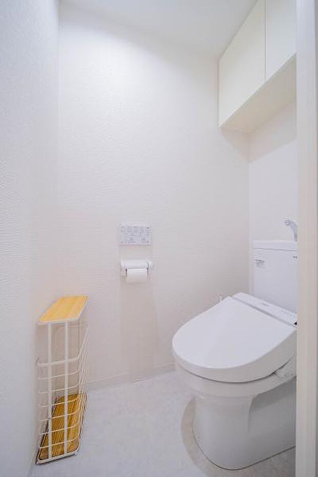 スッキリとしたデザインの温水洗浄便座付きトイレ。