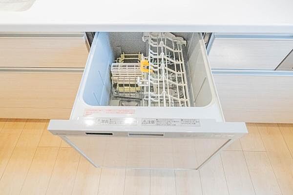 食器洗浄乾燥機付のキッチン！食後の面倒な後片付けは、食洗機におまかせ。生まれた時間で、家族とのだんらんや趣味のひとときを。