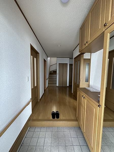 シューズボックスがついているので玄関がスッキリ片付きます。シューズボックスの上には小物や写真等を飾るのもおすすめです。