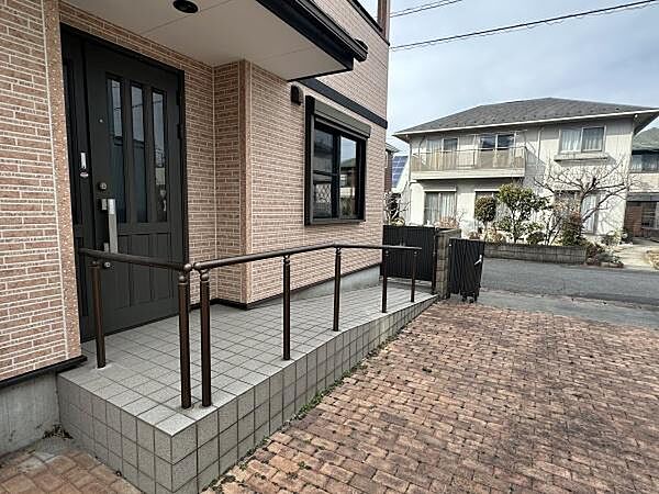 手摺り付きスロープで安心してご移動できます。