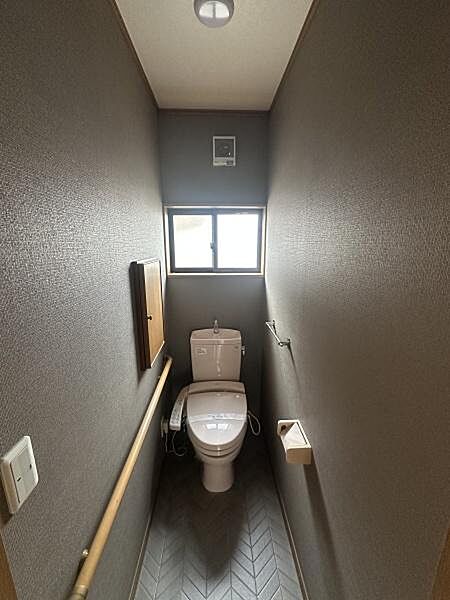 トイレも2カ所あり、それぞれの家族でお使い頂けます写真は2階のトイレで窓があり換気が出来ます