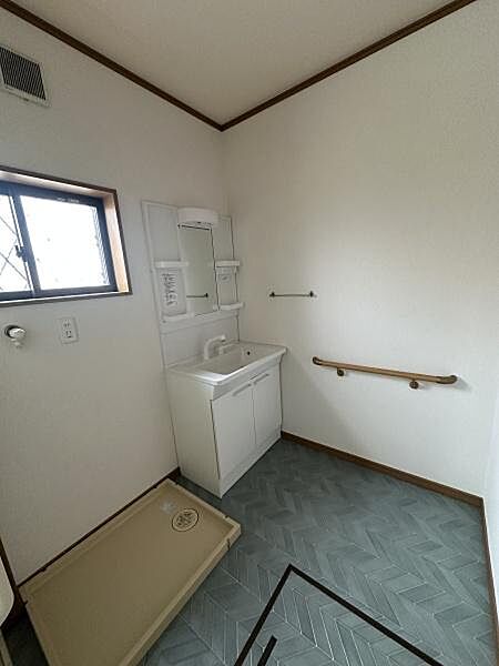 窓付きで気持ちもリフレッシュ。爽やかな気分で迎えることができる洗面所です手摺りもありご高齢の方も安心です