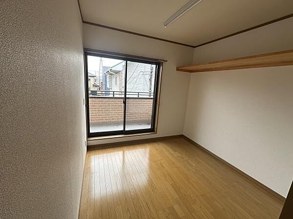 2階の4.5帖の洋室です。南向きで陽当りの良いお部屋です。お子様部屋や趣味の部屋などさまざまにお使い頂けます。