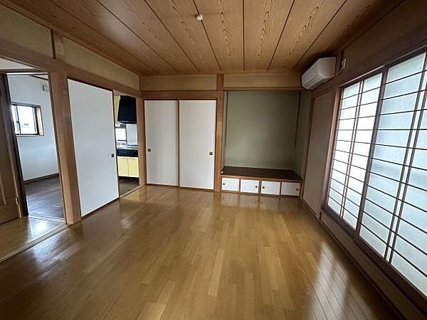 2階8帖の洋室です。キッチンとつながっておりご家族団らんのお部屋としてもお使い頂けます。バルコニーに出入りができ風通しの良いお部屋です