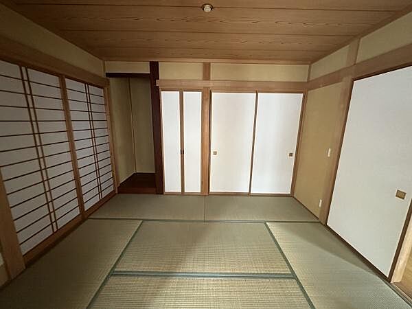 1階の6帖の和室　客間としてやご家族のお部屋などライフスタイルに合わせて多目的に使用できます。押入や仏間があります。
