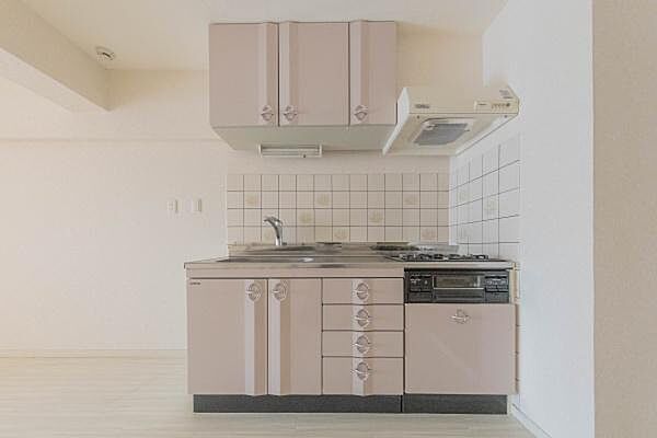 2023年、キッチン交換済。3口コンロでお料理の効率も上がります。