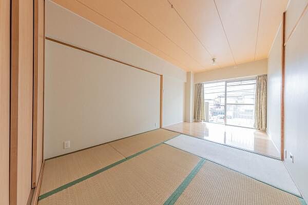 和室4.5帖+洋室のお部屋です。寝室にオススメです。旅館の様な感じでオシャレです。