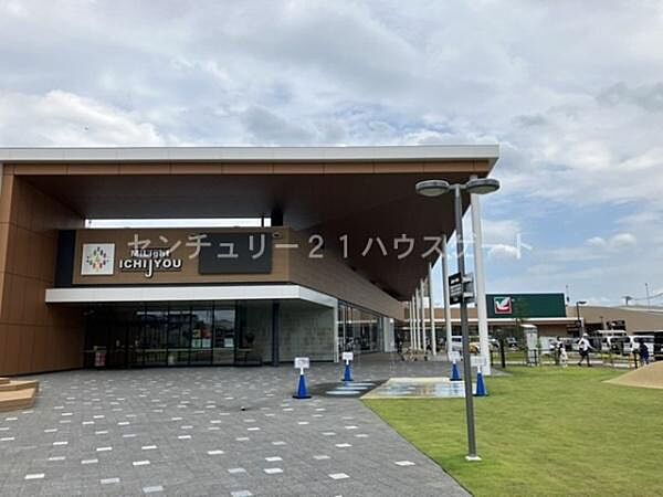 ヨークベニマルミライト一条店まで517m