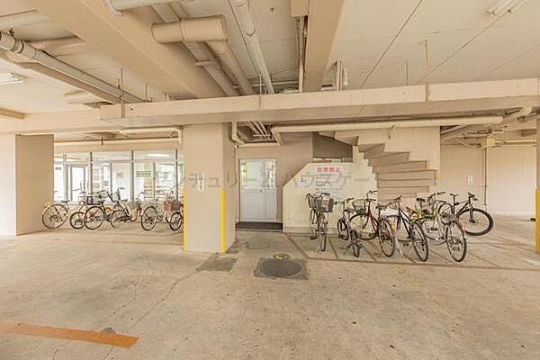 1階に駐輪場があります。屋根があるので、大切な自転車が濡れずに済みます。
