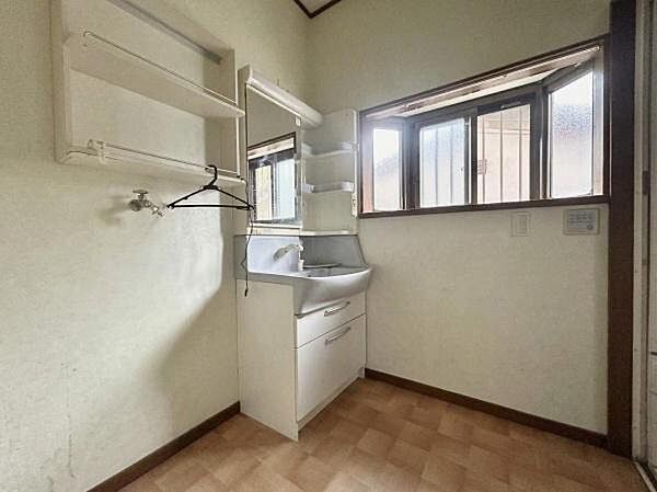 窓付きの洗面室で、気持ちもリフレッシュ。新しい一日を爽やかな気分で迎えることができます