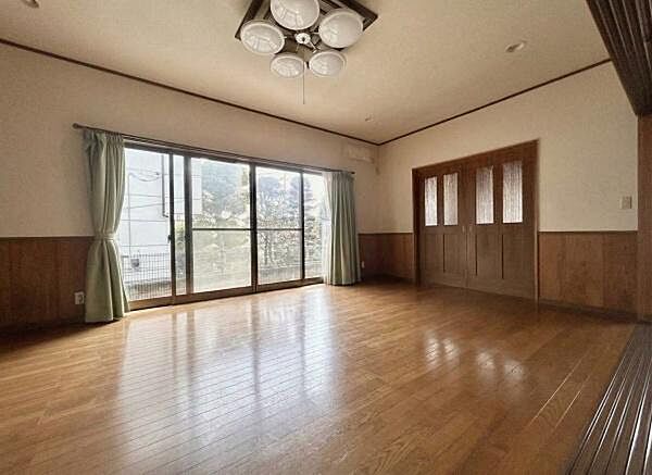 広々とした応接室は、家族の笑顔が集まる住まいの中心です。開放的な空間と温かな陽光が、心地よい団らんの時間を演出し、ゆとりある快適な暮らしを実現します