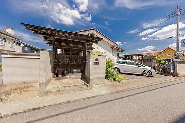 北、西、南の3方向の道路に面しています。こちらは西側4ｍの道路です