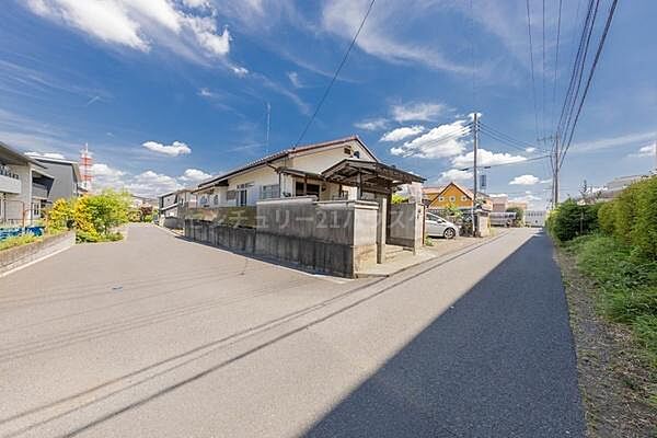 角地なので隣家との距離が取りやすく、圧迫感が少ない住環境を実現しやすいです