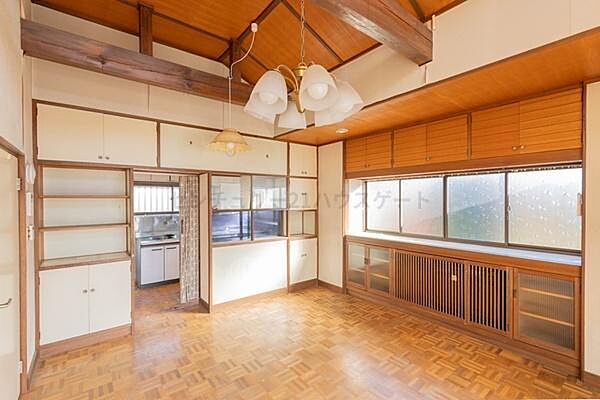 飾り棚が多くあり、リビングがオシャレに片付きます。勾配天井と重厚な梁がアクセントになります。