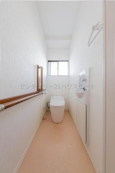 リフォーム済みの清潔感のあるトイレです。窓があり換気もできて便利です