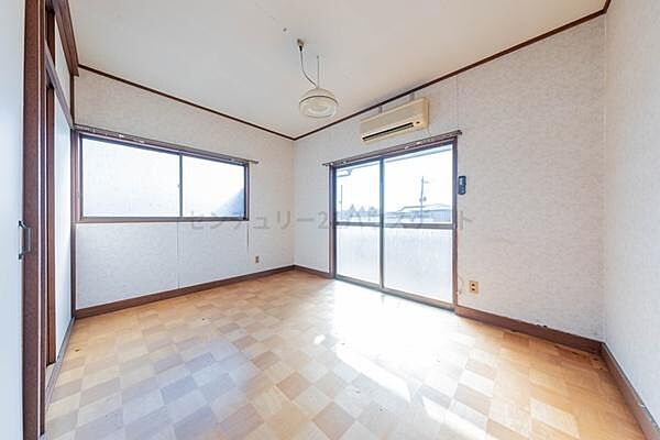 2階南東の洋室です。2面採光なので日当たり良好です