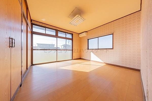 1階南西の洋室です。日当たりが良く、お庭に出入りできます。