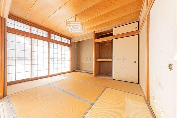 リビングから続く和室はお子様の遊び部屋として、来客用として、多目的に使用できます