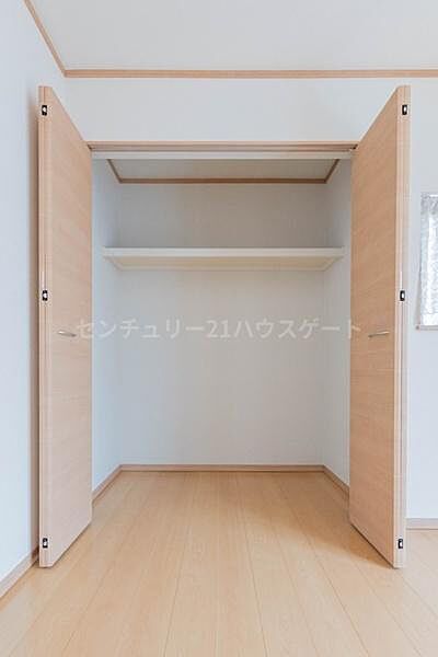 扉を開けると広がる大容量の収納スペース。ハンガーパイプと棚板で、衣類も小物もすっきり整理できる理想の収納。