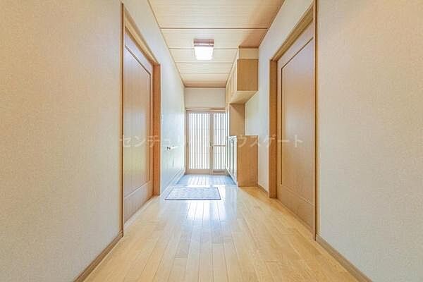 落ち着いていて広々とした玄関は、帰るたびにほっとします。シューズボックスもあり、靴もスッキリ収納でき、お客様を気持よくお出迎えできます。
