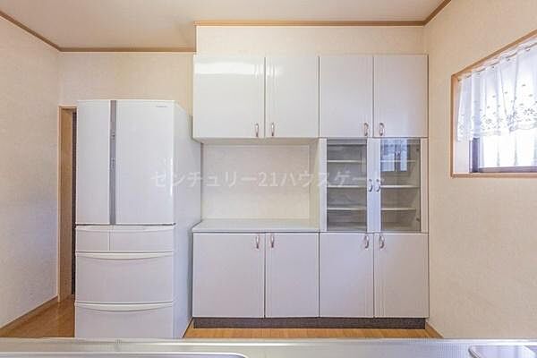 キッチン背面には食器戸棚があり、食器や食品ストックなども収納できます。