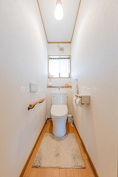 1階のトイレです。窓付きで明るく換気もできます。