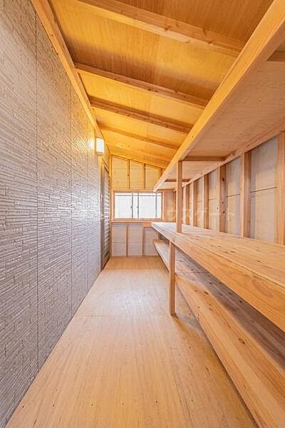 1階物置です。増築された部分で、室内から直接、荷物を出し入れできて便利です。DIY用品や、アウトドア用品などが収納できます。
