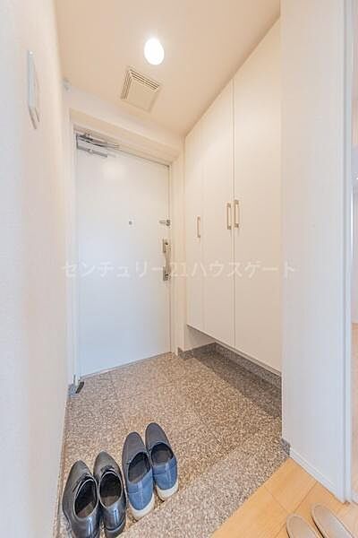 落ち着いている玄関は、帰るたびにほっとします。シューズボックスもあり、靴もスッキリ収納でき、お客様を気持よくお出迎えできます。