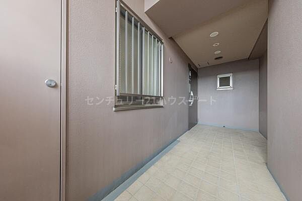 共用廊下から奥まったところにある玄関で、プライバシーが保てます。