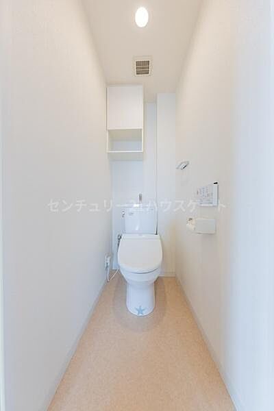 清潔感のあるトイレです。上部に棚が付いているので、トイレットペーパーなどがスッキリと片付きます。
