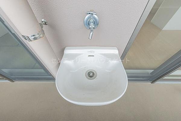 バルコニーには、スロップシンクがあり、ガーデニングなどをする際は、とても便利です。