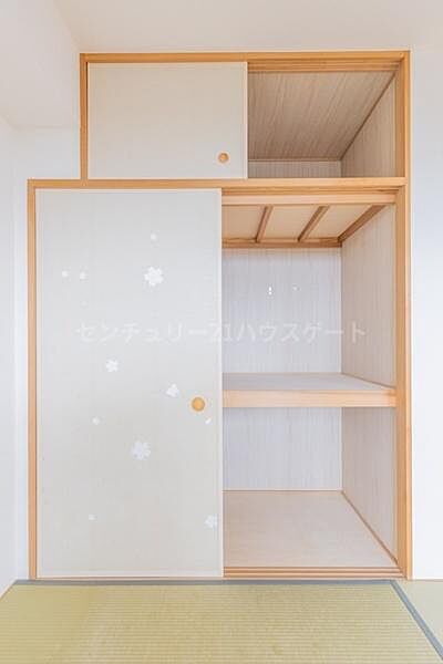 和室の押入れは、客布団やお子様のおもちゃなど、リビングをスッキリさせるのに役立ちます。