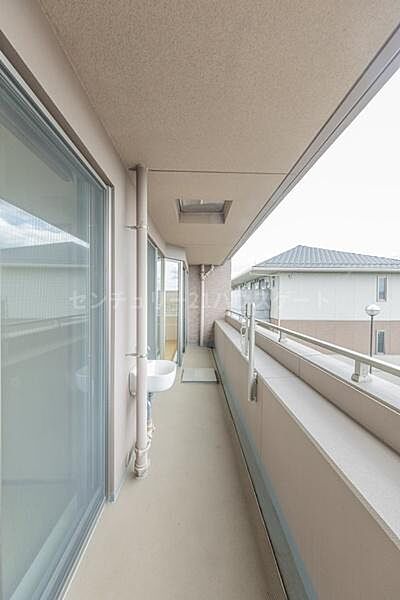 南側のバルコニーです。広さも十分あるので、洗濯物が気持ち良く乾きます。