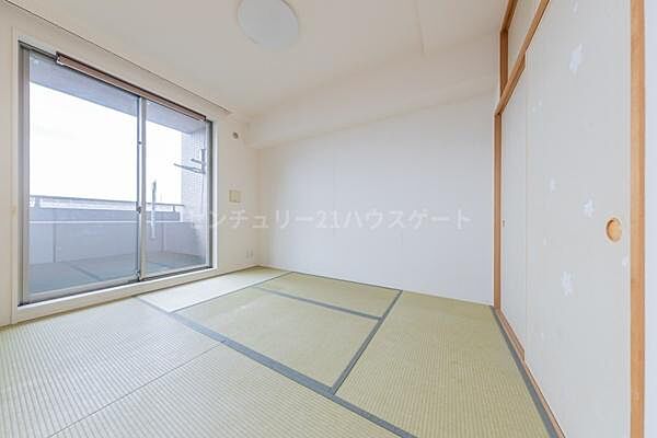 6帖の和室です。バルコニーに面した窓から光が差し込む、落ち着きある畳の和室。ゲストルームとしても、くつろぎの空間としても活躍します