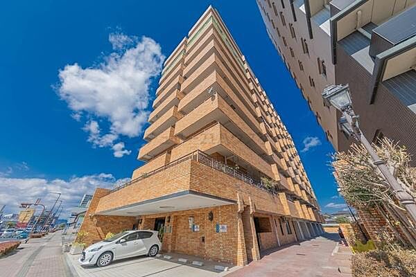 バルコニー側は日当たり良好です。向かいの建物の間隔もあるので、目線も気になりにくいです。